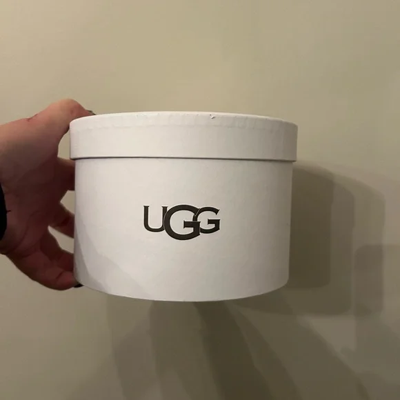 *** Reserved*** UGG Chestnut Real Shearling Suede Earmuffs NWT - Picture 9 of 9